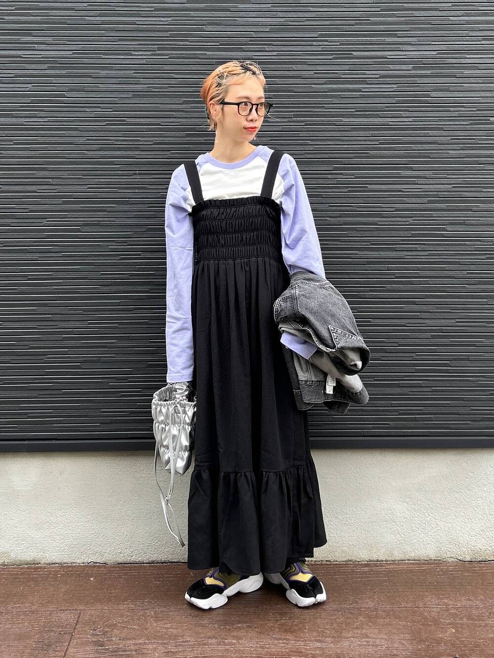 ブラック系のテーラードジャケット、グレー系のショルダーバッグ、ブラック系のワンピースを着用したレディースの春コーディネートの9枚目の写真