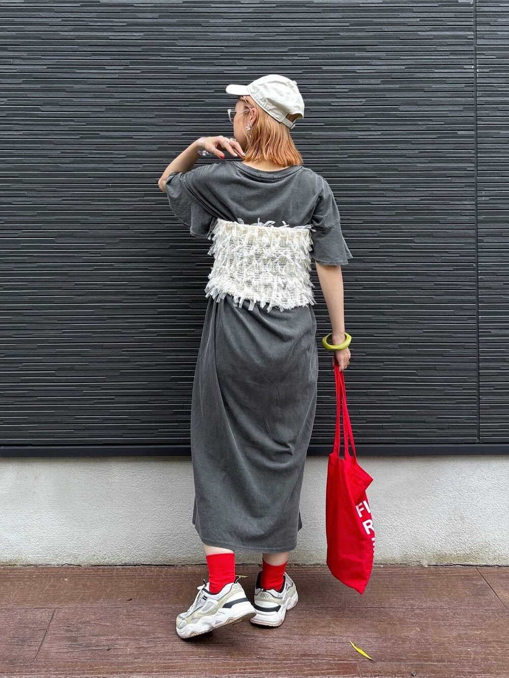 グレー系のワンピース、その他のメガネ、ベージュ系のキャップを着用したレディースの夏コーディネートの5枚目の写真