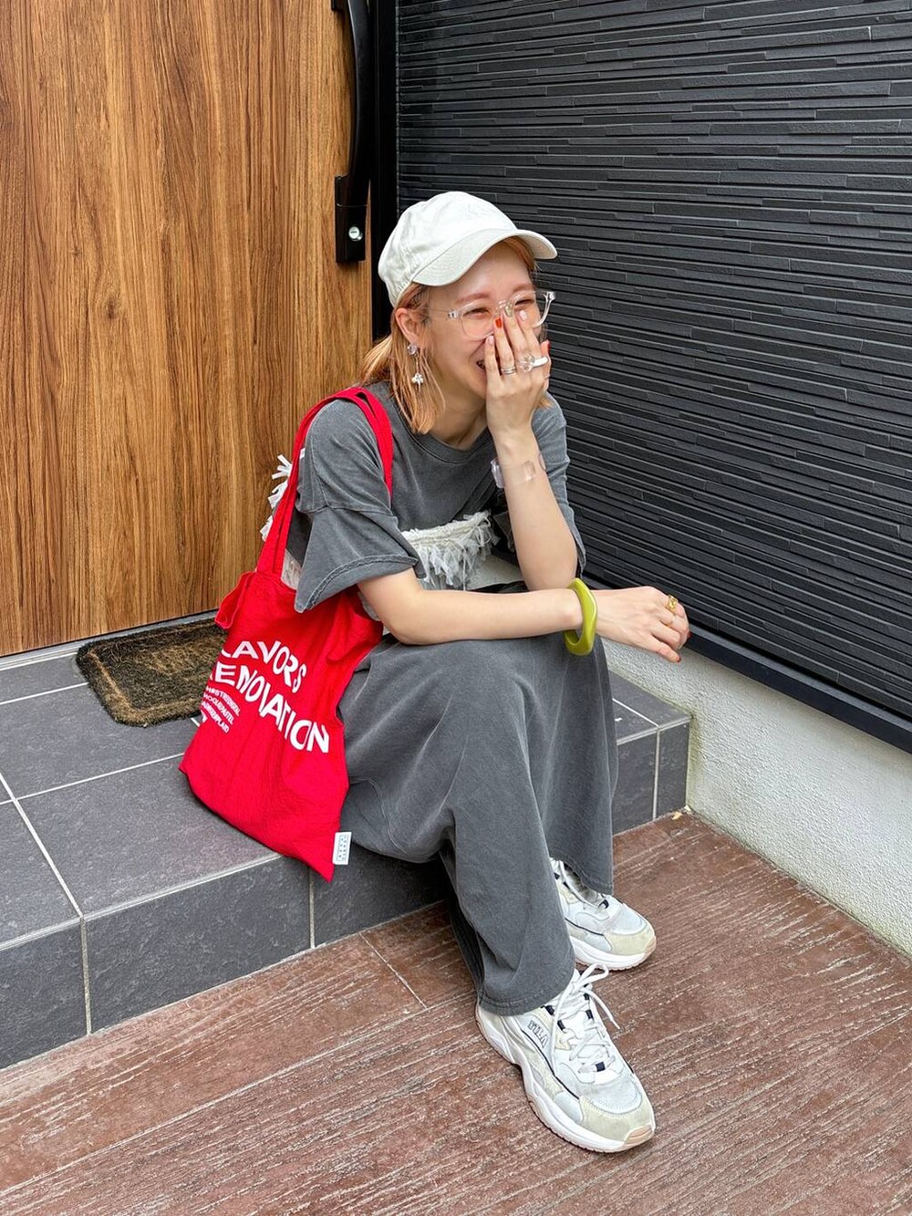 グレー系のワンピース、その他のメガネ、ベージュ系のキャップを着用したレディースの夏コーディネートの8枚目の写真