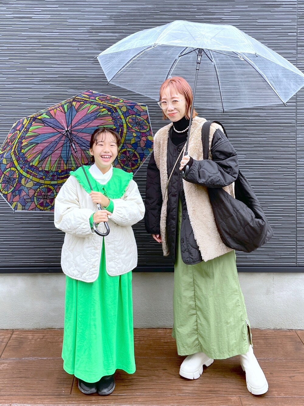 「LOWRYS FARM、LOWRYS FARM KIDS、ローリーズファーム(LOWRYS FARM)、ママコーデ、親子コーデ、リンクコーデ、キルティングブルゾン、キルティングジャケット、雨の日コーデ、ブーツ」|「LOWRYS FARMのストレッチスニーカーブーツ(シューズ、ホワイト系)」を使った、milkさん(レディース・160cm)の秋コーディネートの3枚目の写真