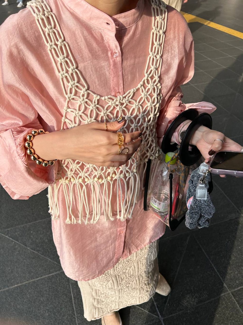 「女子ウケ、個性派、差し色コーデ、ママコーデ、春コーデ、ローリーズスタイル_LOWRYS FARM、公認インフルエンサー_LOWRYS FARM、大人女子カジュアル_LOWRYS FARM、カジュアル、メガネ、LOWRYS FARM、着痩せ・細見え、niko and ...、ベスト、Me%」｜「Me%の【ストラップシート付き】ラメシュシュハンドルストラップ 107655（スマホグッズ、グレー系）」を使った、milkさん（レディース・160cm）の夏コーディネートの8枚目の写真