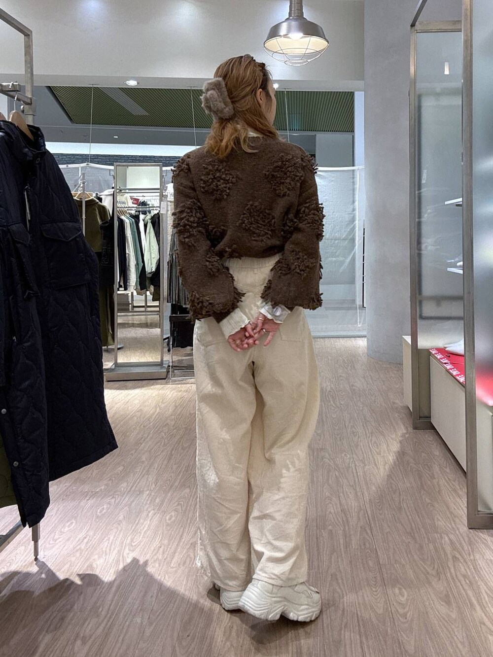 「女子ウケ、個性派、差し色コーデ、ママコーデ、秋コーデ、ローリーズスタイル_LOWRYS FARM、カジュアル、秋冬新作、公認インフルエンサー_LOWRYS FARM、大人女子カジュアル_LOWRYS FARM、メガネ、LOWRYS FARM、着痩せ・細見え、冬コーデ」｜「LOWRYS FARMのリブメロータートル　250173（Tシャツ/カットソー、ホワイト系）」を使った、milkさん（レディース・160cm）の冬コーディネートの4枚目の写真