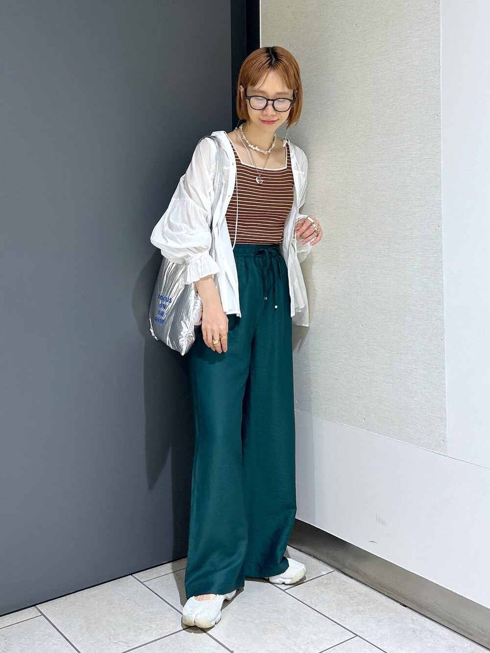 グリーン系のその他パンツ、ベージュ系のタンクトップ、ホワイト系のシャツ/ブラウスを着用したレディースの夏コーディネートの7枚目の写真