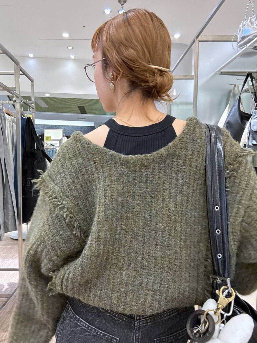 「ニット、冬コーデ、スニーカー、デニムパンツ、女子ウケ、個性派、差し色コーデ、ママコーデ、秋コーデ、ローリーズスタイル_LOWRYS FARM、公認インフルエンサー_LOWRYS FARM、大人女子カジュアル_LOWRYS FARM、カジュアル、メガネ、LOWRYS FARM」｜「LOWRYS FARMの２ＷＡＹフリンジメランジＬＳ　116690（ニット/セーター、グリーン系）」を使った、milkさん（レディース・160cm）の冬コーディネートの5枚目の写真