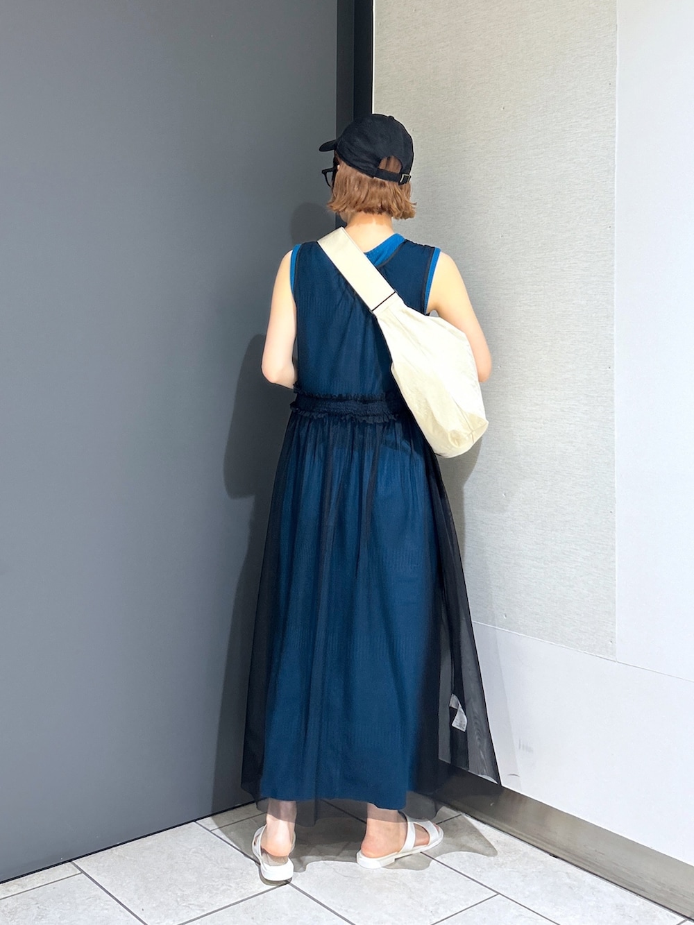 「LOWRYSFARM、lowrysfarm、ローリーズファーム(LOWRYS FARM)、ワンピース、ワンピーススタイル、レイヤードスタイル、重ね着、サンダル、キャップ、メガネ女子、めがね」｜「LOWRYS FARMのランダムテレコノースリーブワンピース　 907628（ワンピース、ブルー系）」を使った、milkさん（レディース・160cm）の春コーディネートの4枚目の写真