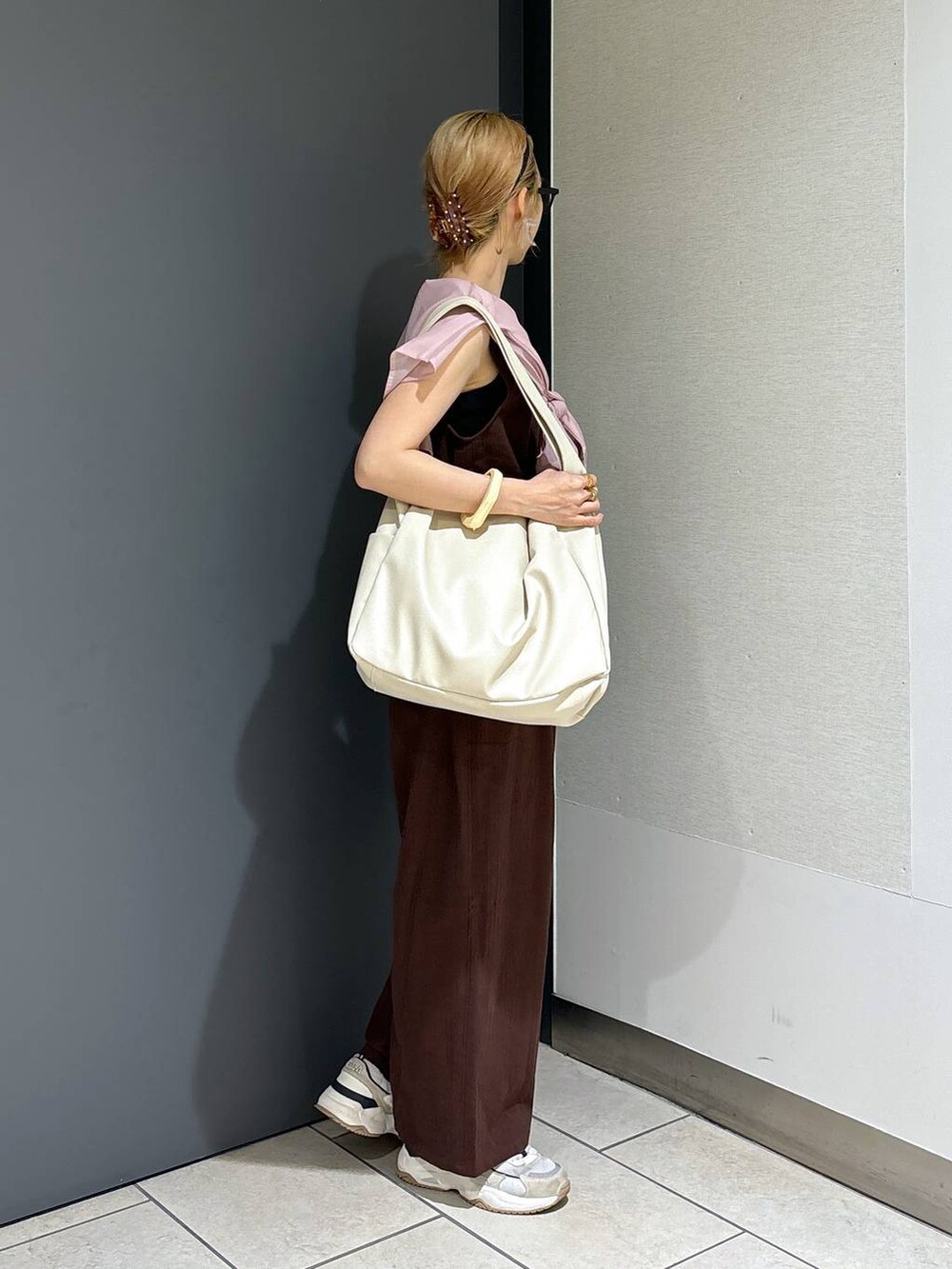 「シャツ、女子ウケ、個性派、差し色コーデ、ママコーデ、春コーデ、ローリーズスタイル_LOWRYS FARM、公認インフルエンサー_LOWRYS FARM、大人女子カジュアル_LOWRYS FARM、カジュアル、メガネ、LOWRYS FARM、着痩せ・細見え」｜「LOWRYS FARMのオールインワン  107994（サロペット/オーバーオール、ブラウン系）」を使った、milkさん（レディース・160cm）の夏コーディネートの5枚目の写真