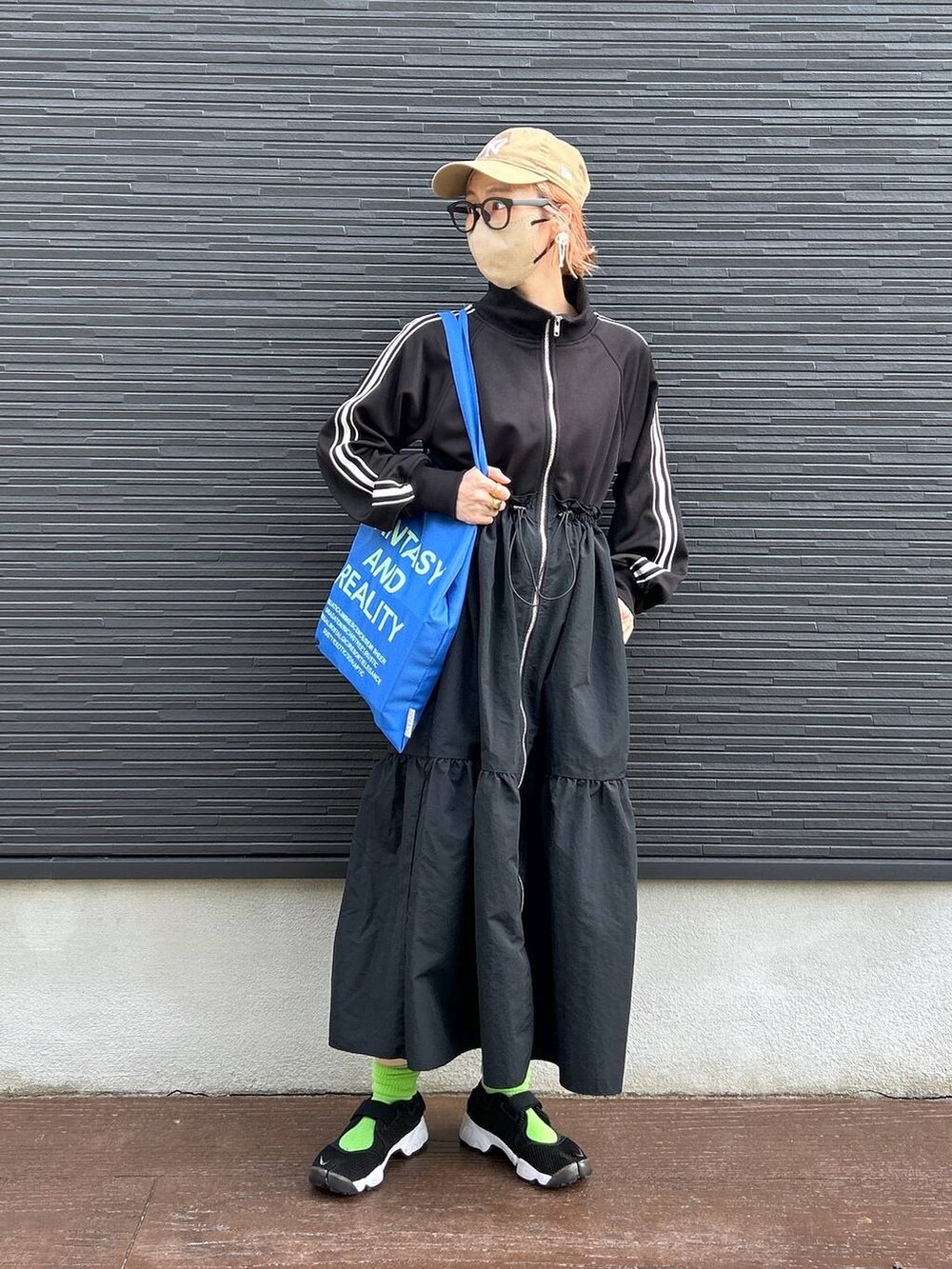 ブラック系のワンピース、ホワイト系のピアス(両耳用)を着用したレディースの春コーディネートの5枚目の写真