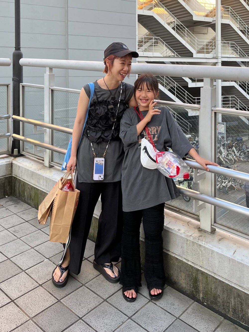 ホワイト系のボディバッグ/ウエストポーチ、ブラック系のその他パンツ、その他のサンダルを着用したレディースの夏コーディネートの3枚目の写真