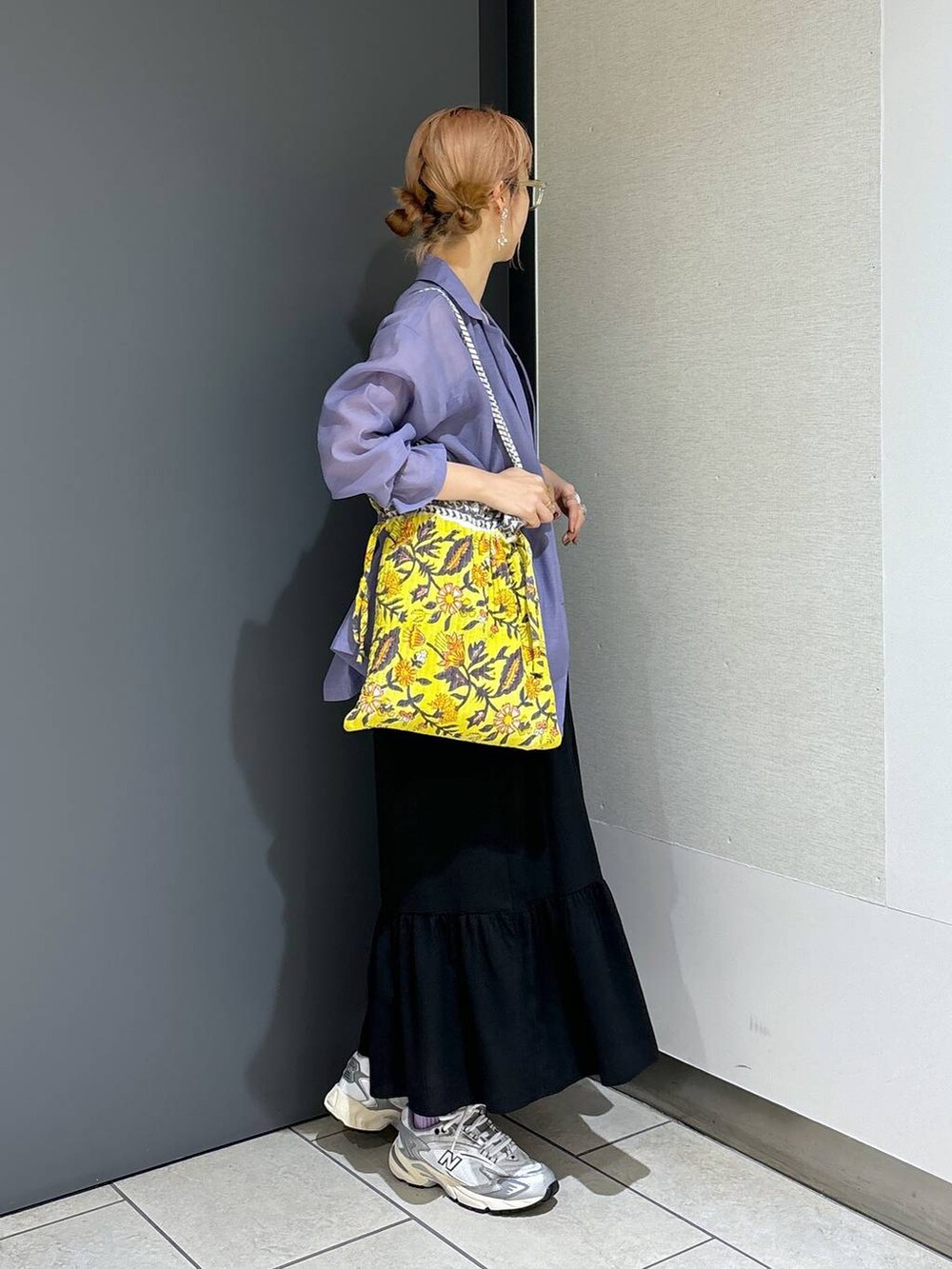 ブラック系のワンピース、ブラック系のキャミソール、イエロー系のトートバッグを着用したレディースの夏コーディネートの3枚目の写真
