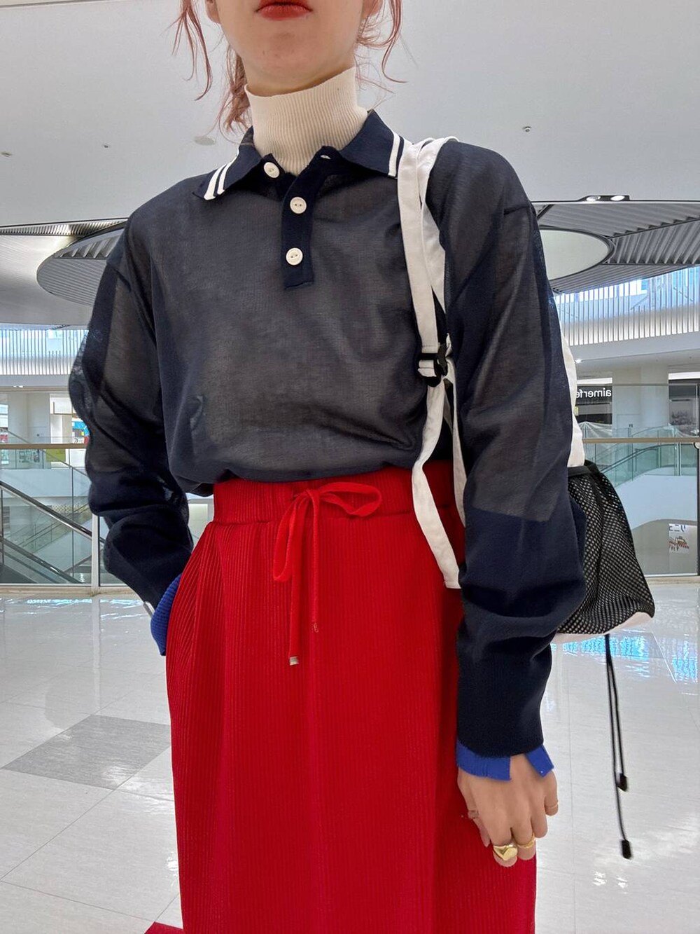 「ニット、女子ウケ、個性派、差し色コーデ、ママコーデ、冬コーデ、ローリーズスタイル_LOWRYS FARM、公認インフルエンサー_LOWRYS FARM、大人女子カジュアル_LOWRYS FARM、カジュアル、メガネ、LOWRYS FARM、着痩せ・細見え、秋冬新作、スカート」｜「LOWRYS FARMのカットリブタイトスカート　103920（スカート、レッド系）」を使った、milkさん（レディース・160cm）の冬コーディネートの6枚目の写真
