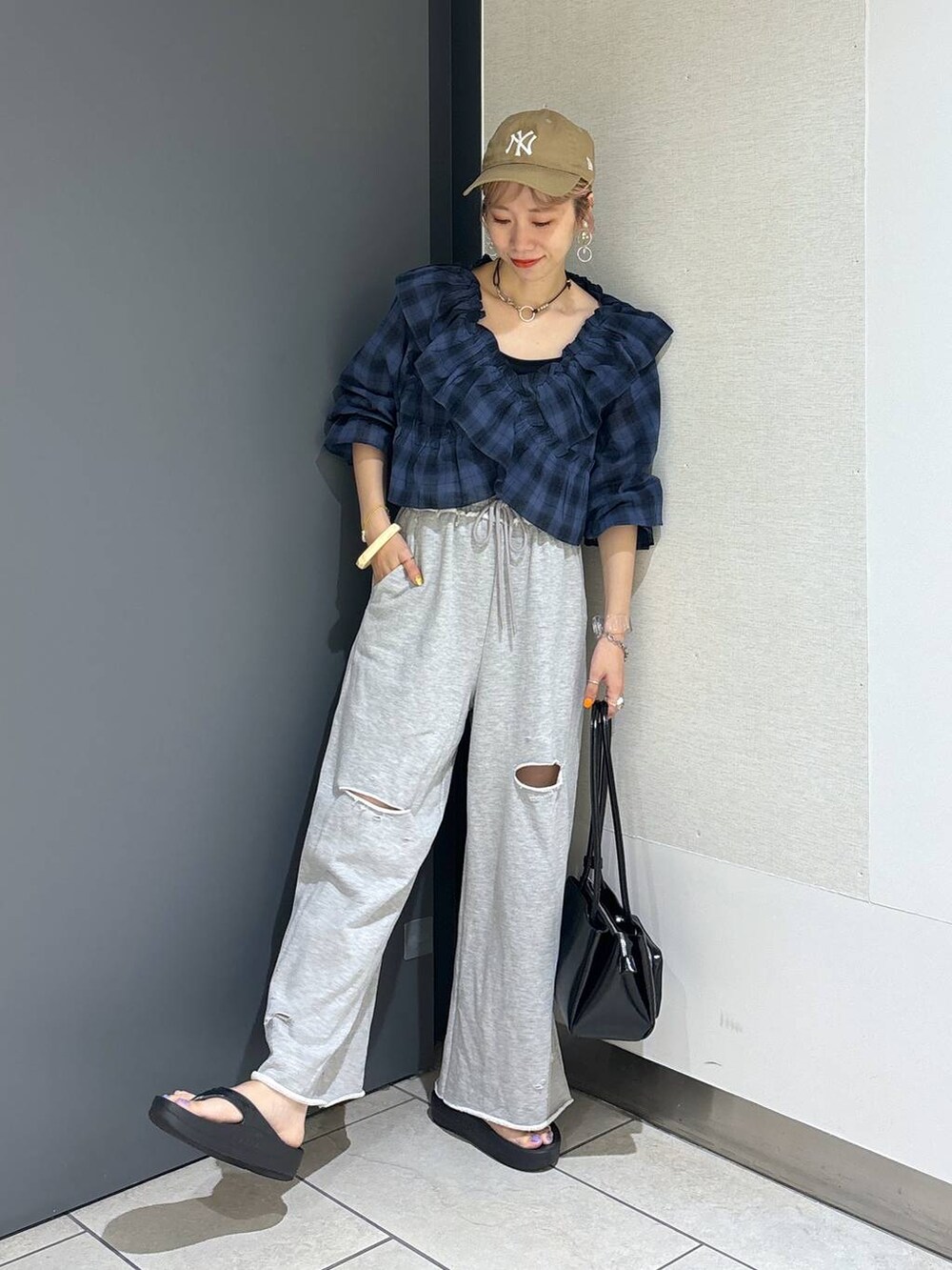 「女子ウケ、個性派、差し色コーデ、ママコーデ、ローリーズスタイル_LOWRYS FARM、カジュアル、公認インフルエンサー_LOWRYS FARM、大人女子カジュアル_LOWRYS FARM、メガネ、LOWRYS FARM、着痩せ・細見え、秋コーデ、夏コーデ、ブラウス、パンツ」｜「LOWRYS FARMのフリルクロスギャザーブラウス６Ｓ 112820（シャツ/ブラウス、ブルー系）」を使った、milkさん（レディース・160cm）の夏コーディネートの7枚目の写真