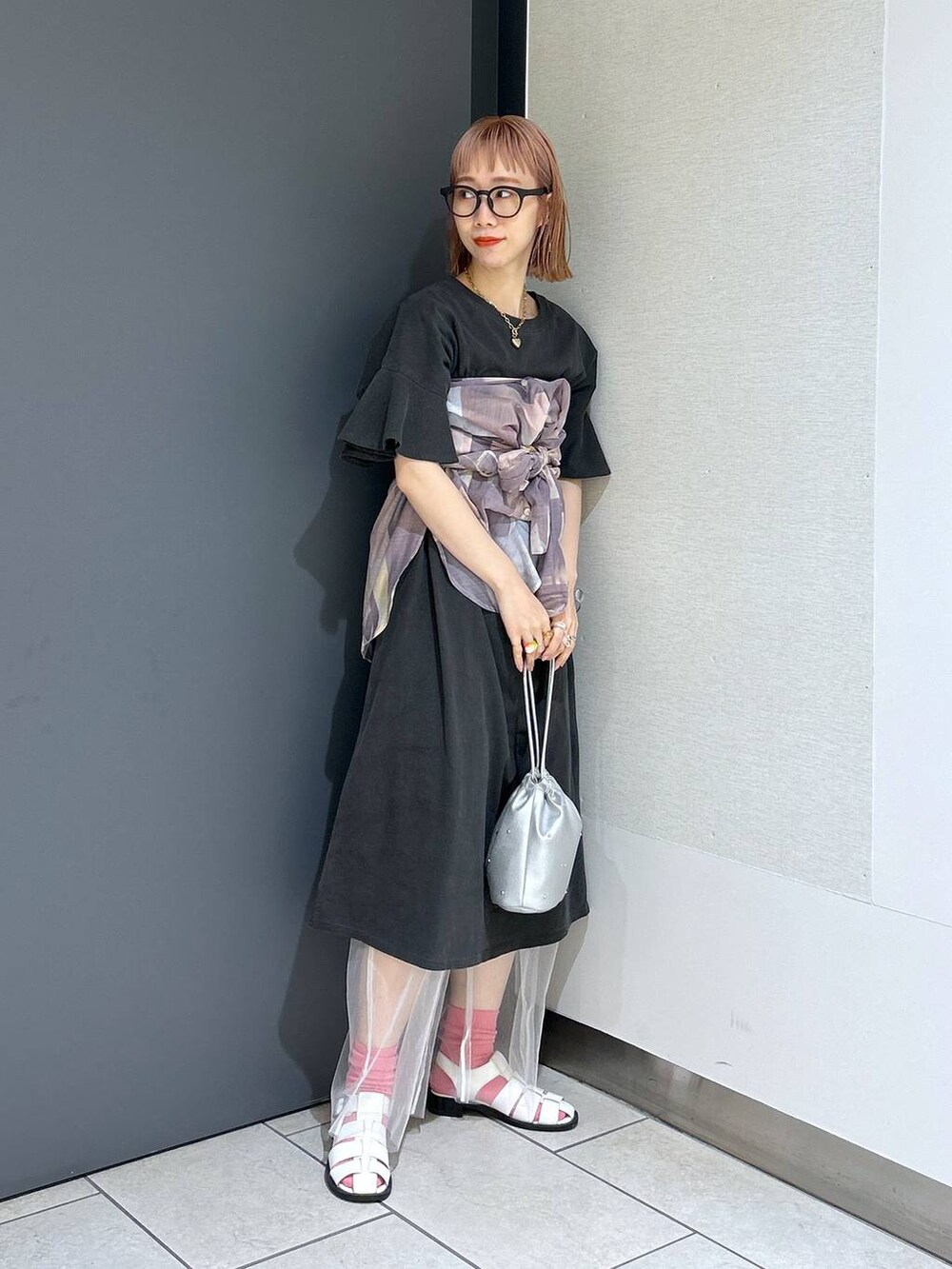 「女子ウケ、個性派、差し色コーデ、ママコーデ、春コーデ、ローリーズスタイル_LOWRYS FARM、公認インフルエンサー_LOWRYS FARM、大人女子カジュアル_LOWRYS FARM、カジュアル、メガネ、LOWRYS FARM、着痩せ・細見え、ワンピース、ソックス、シャツ」|「LOWRYS FARMのロゴプリントサーマルソックス 103904(シューズ小物/雑貨、ピンク系)」を使った、milkさん(レディース・160cm)の春コーディネートの6枚目の写真