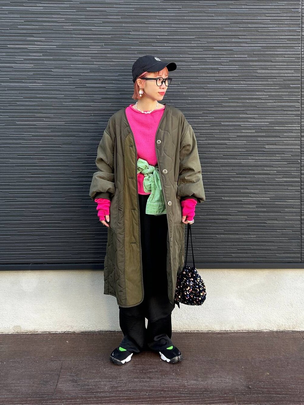 ブルー系のショルダーバッグ、ブラック系のスカート、ブラック系のキャップを着用したレディースの冬コーディネートの2枚目の写真