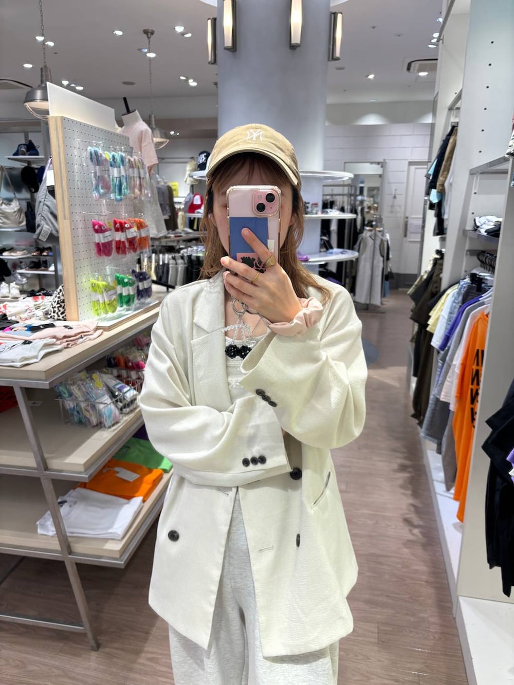 ホワイト系のTシャツ/カットソー、グレー系のスニーカー、ホワイト系のテーラードジャケットを着用したレディースの春コーディネートの2枚目の写真