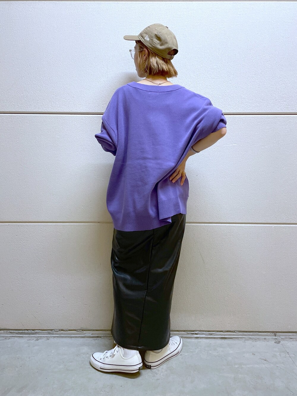 パープル系のカーディガン/ボレロ、ブラック系のスカート、その他のメガネを着用したレディースの秋コーディネートの3枚目の写真