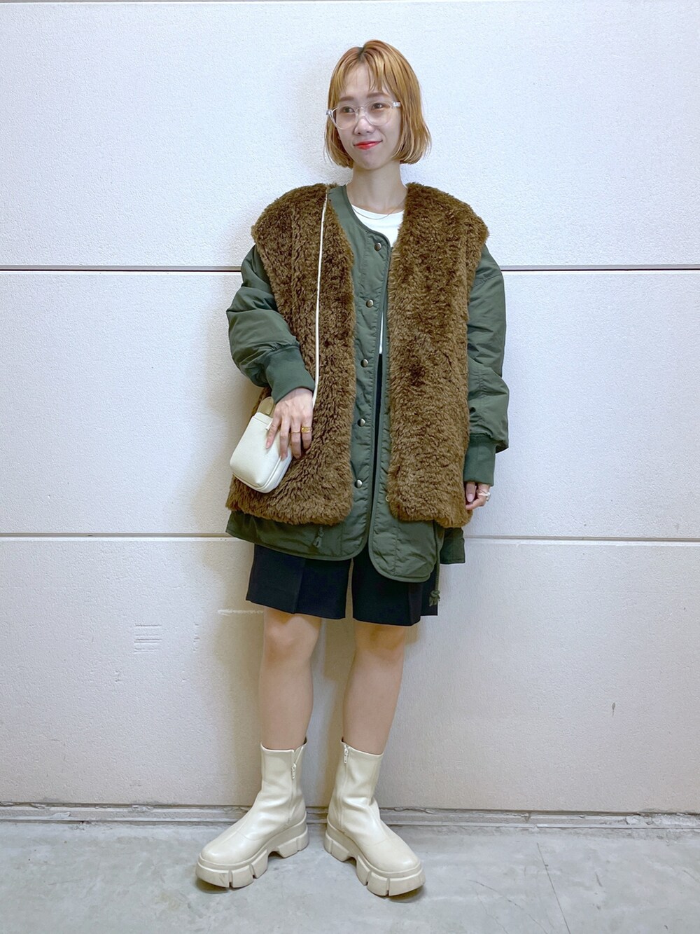 グリーン系のジャケット/アウター、ブラック系のその他パンツ、ホワイト系のブーツを着用したレディースの秋コーディネートの5枚目の写真