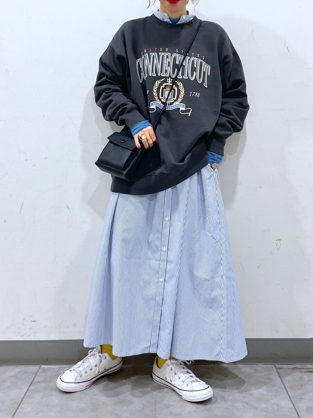 「シャツワンピ、シャツワンピース、LOWRYS FARM、ローリーズファーム(LOWRYS FARM)、ママコーデ、ママファッション、スウェット、レイヤードスタイル、メガネ女子、めがね」｜「LOWRYS FARMのカレッジロゴウラケプルオーバーロングスリーブ　177900（スウェット、グレー系）」を使った、milkさん（レディース・160cm）の冬コーディネートの4枚目の写真