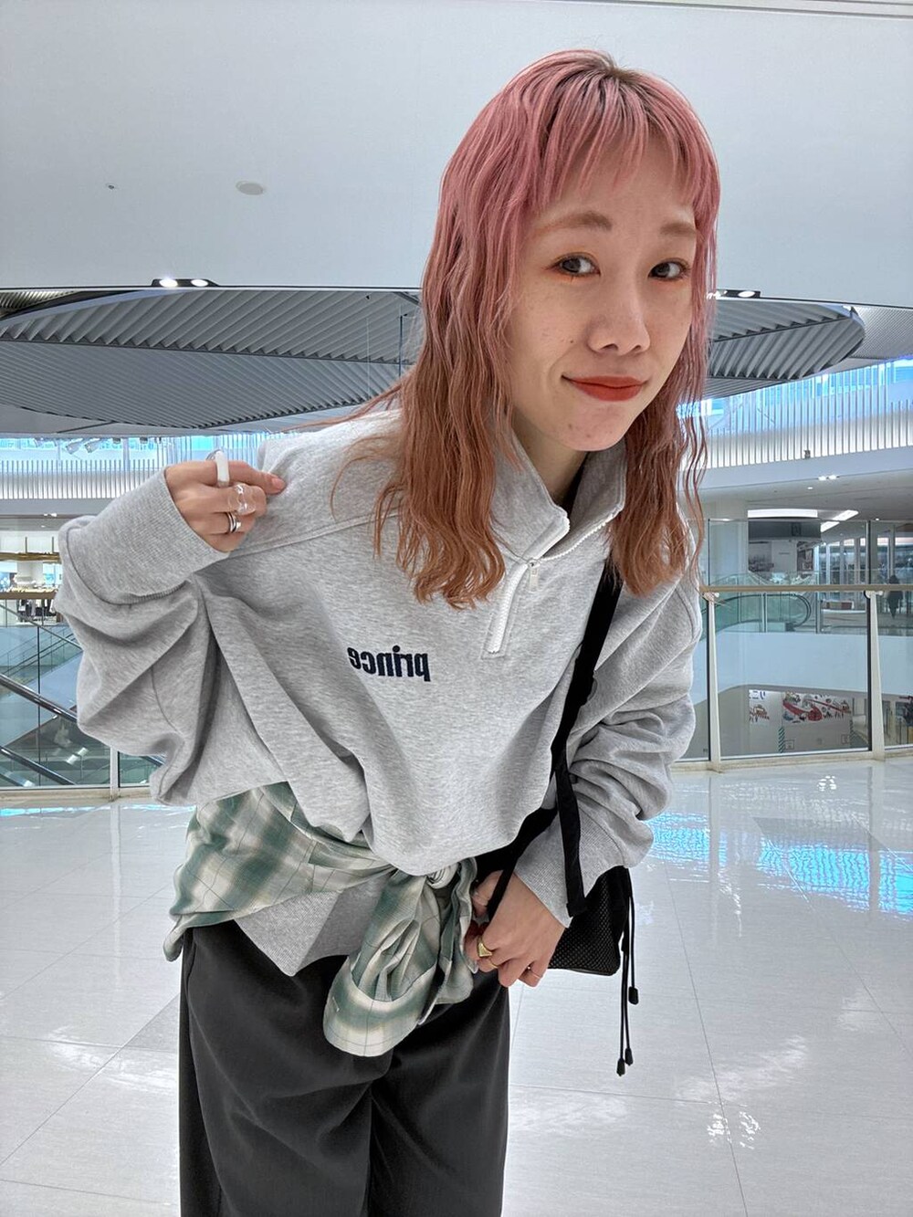 「女子ウケ、個性派、差し色コーデ、ママコーデ、冬コーデ、ローリーズスタイル_LOWRYS FARM、公認インフルエンサー_LOWRYS FARM、大人女子カジュアル_LOWRYS FARM、カジュアル、メガネ、LOWRYS FARM、着痩せ・細見え、秋冬新作」｜「LOWRYS FARMのカットリブタイトスカート　103920（スカート、レッド系）」を使った、milkさん（レディース・160cm）の冬コーディネートの7枚目の写真