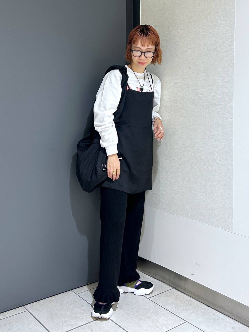 ブラック系のショルダーバッグ、ブラック系のその他パンツ、ブラック系のキャミソールを着用したレディースの夏コーディネートの3枚目の写真