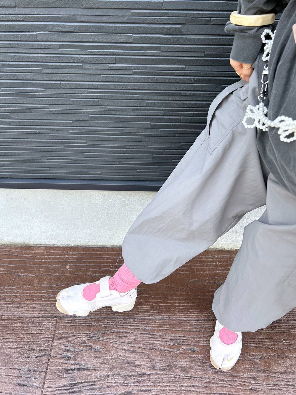 「ビスチェ、ヘアアクセサリー、ソックス、女子ウケ、個性派、差し色コーデ、ママコーデ、春コーデ、ローリーズスタイル_LOWRYS FARM、公認インフルエンサー_LOWRYS FARM、大人女子カジュアル_LOWRYS FARM、カジュアル、メガネ、LOWRYS FARM、着痩せ・細見え」|「LOWRYS FARMのロゴプリントサーマルソックス 103904(シューズ小物/雑貨、ピンク系)」を使った、milkさん(レディース・160cm)の春コーディネートの7枚目の写真