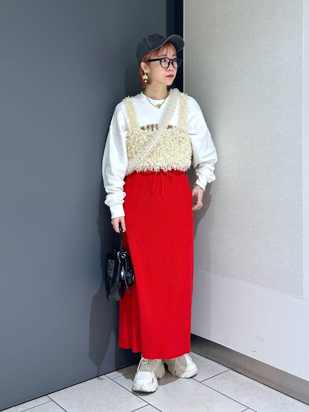 「女子ウケ、ママコーデ、個性派、差し色コーデ、冬コーデ、ローリーズスタイル_LOWRYS FARM、公認インフルエンサー_LOWRYS FARM、大人女子カジュアル_LOWRYS FARM、カジュアル、メガネ、LOWRYS FARM、着痩せ・細見え、スカート、ロングスカート、スウェット」｜「LOWRYS FARMのウォッシュドＣＡＰＮＥＷＥＲＡ　102577（キャップ、ブラック系）」を使った、milkさん（レディース・160cm）の冬コーディネートの7枚目の写真