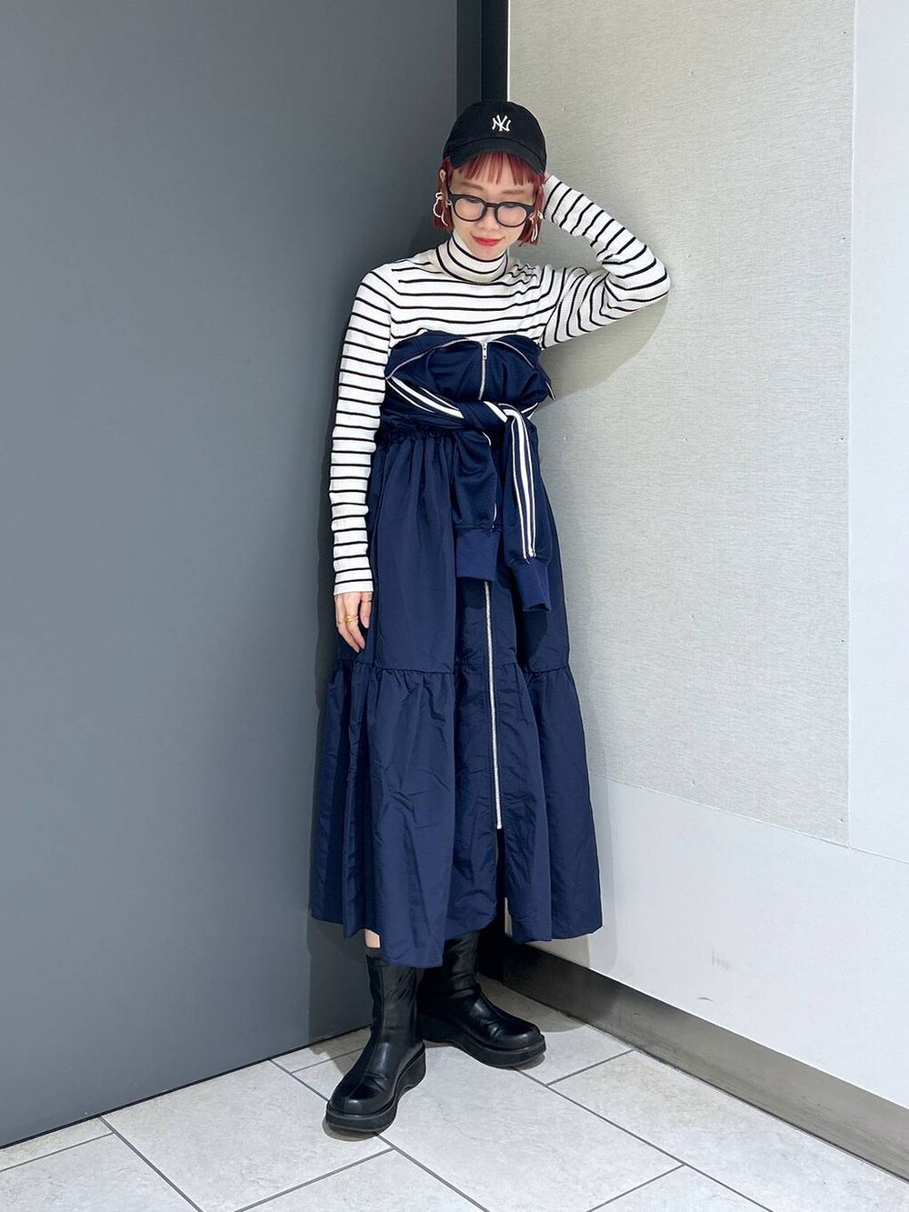 「メガネ、LOWRYS FARM、着痩せ・細見え、大人女子カジュアル_LOWRYS FARM、カジュアル、女子ウケ、個性派、差し色コーデ、ママコーデ、冬コーデ、ローリーズスタイル_LOWRYS FARM、公認インフルエンサー_LOWRYS FARM、ワンピース、ブーツ」|「LOWRYS FARMのCASUALCLASSICCAP 271537(キャップ、ブラック系)」を使った、milkさん(レディース・160cm)の冬コーディネートの7枚目の写真