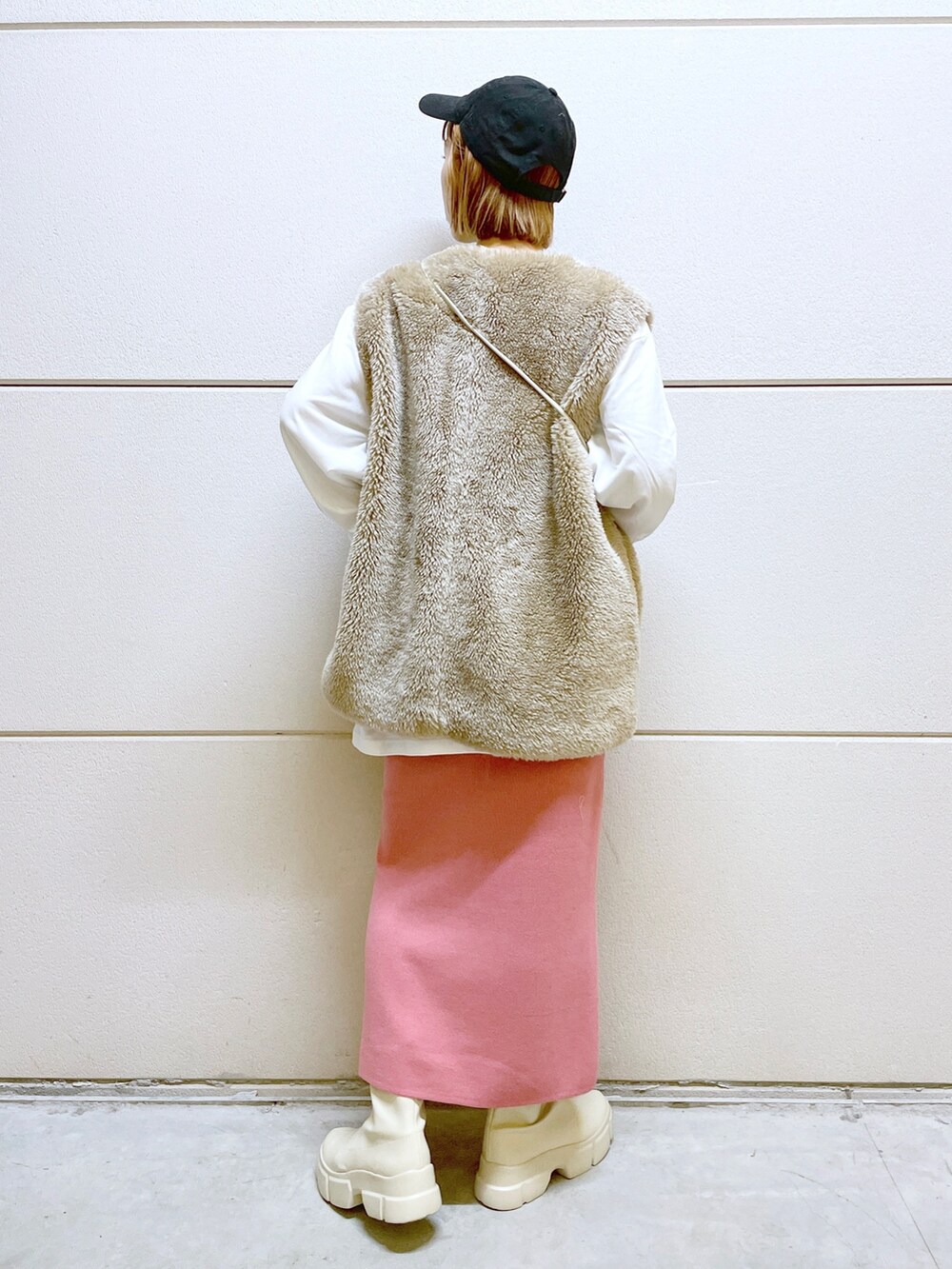 ベージュ系のその他アウター、ホワイト系のショルダーバッグ、ピンク系のスカートを着用したレディースの秋コーディネートの3枚目の写真