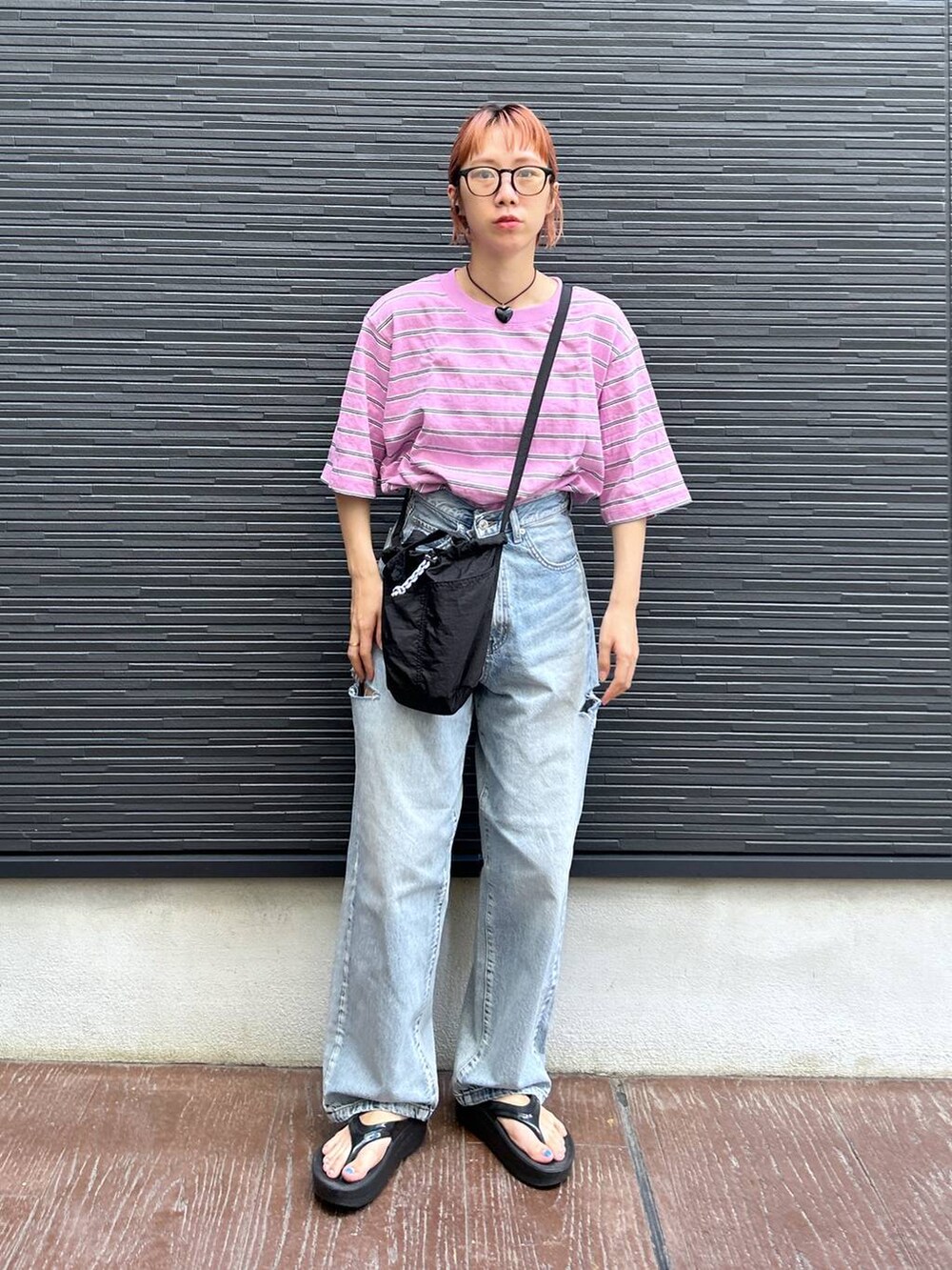 ピンク系のTシャツ/カットソー、ブラック系のショルダーバッグ、ブルー系のデニムパンツを着用したレディースの夏コーディネートの8枚目の写真