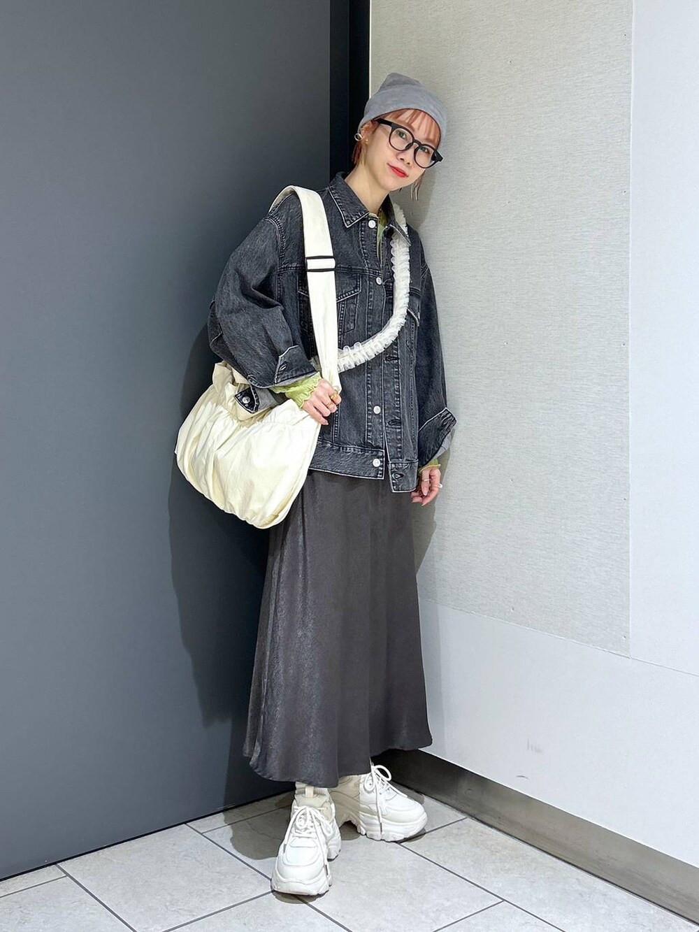 「個性派、差し色コーデ、ママコーデ、冬コーデ、ローリーズスタイル_LOWRYS FARM、LOWRYS FARM、着痩せ・細見え、アウター、デニムジャケット、スカート、ロングスカート、女子ウケ、公認インフルエンサー_LOWRYS FARM、大人女子カジュアル_LOWRYS FARM、カジュアル」|「LOWRYS FARMのステンレスハートトップネックレス 967887(ネックレス、ブラウン系)」を使った、milkさん(レディース・160cm)の冬コーディネートの9枚目の写真