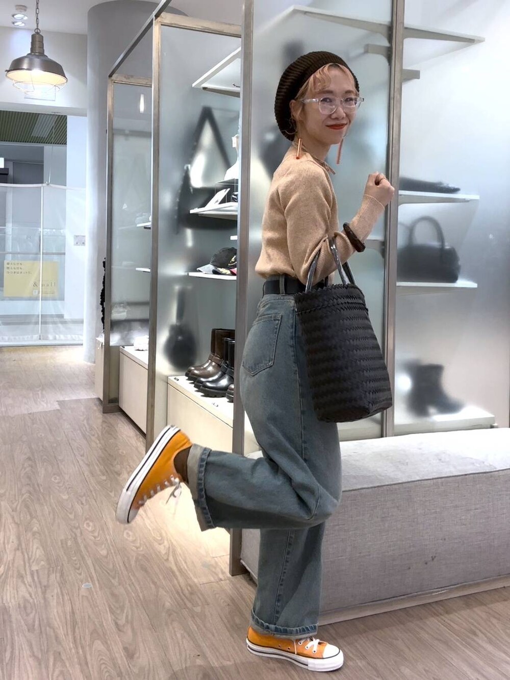 ブルー系のデニムパンツ、ピンク系のニット/セーター、その他のメガネを着用したレディースの秋コーディネートの4枚目の写真