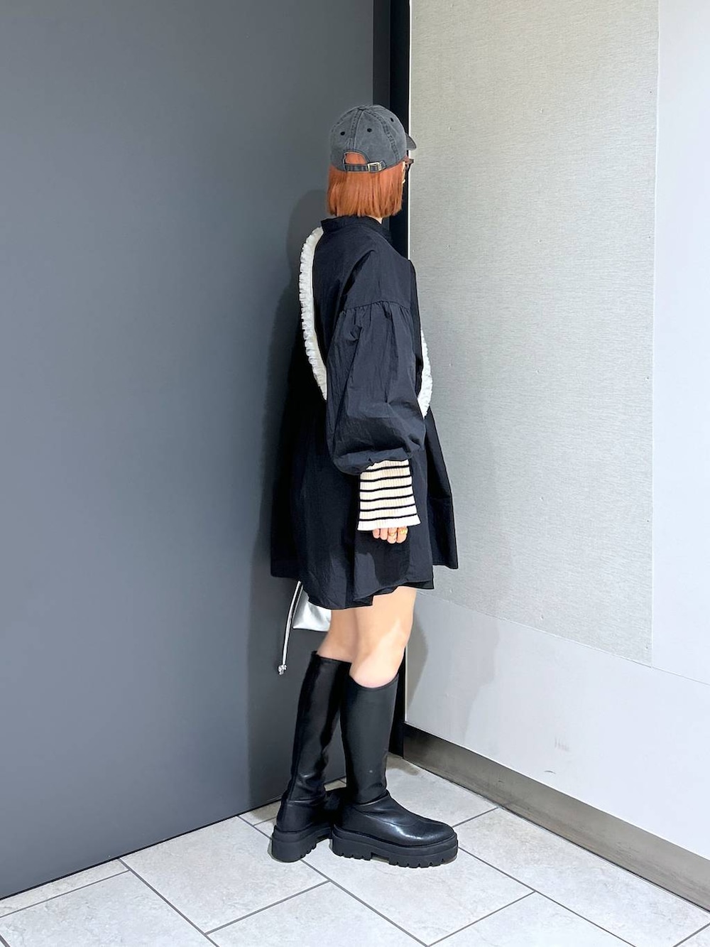 「カジュアル、メガネ、LOWRYS FARM、ローリーズスタイル_LOWRYS FARM、公認インフルエンサー_LOWRYS FARM、大人女子カジュアル_LOWRYS FARM、ワンピース、ショートパンツ、キャップ、Me%、モバイルグッズ_Me%、着痩せ・細見え、女子ウケ、個性派、差し色コーデ」|「LOWRYS FARMのウォッシュドCAPNEWERA 102577(キャップ、ブラック系)」を使った、milkさん(レディース・160cm)の冬コーディネートの7枚目の写真