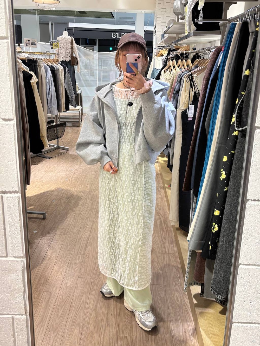 「女子ウケ、個性派、差し色コーデ、ママコーデ、春コーデ、ローリーズスタイル_LOWRYS FARM、公認インフルエンサー_LOWRYS FARM、大人女子カジュアル_LOWRYS FARM、カジュアル、メガネ、LOWRYS FARM、着痩せ・細見え、パーカー、ワイドパンツ、ワンピース」｜「niko and...の【New Balance(ニューバランス)】ML725（スニーカー、グレー系）」を使った、milkさん（レディース・160cm）の春コーディネートの5枚目の写真