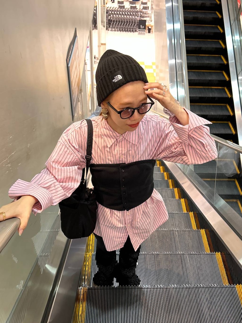 ブラック系のショルダーバッグ、ブラック系のベスト、ブラック系のその他パンツを着用したレディースの秋コーディネートの8枚目の写真