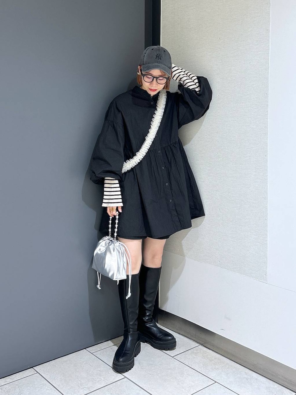 「カジュアル、メガネ、LOWRYS FARM、ローリーズスタイル_LOWRYS FARM、公認インフルエンサー_LOWRYS FARM、大人女子カジュアル_LOWRYS FARM、ワンピース、ショートパンツ、キャップ、Me%、モバイルグッズ_Me%、着痩せ・細見え、女子ウケ、個性派、差し色コーデ」|「LOWRYS FARMのウォッシュドCAPNEWERA 102577(キャップ、ブラック系)」を使った、milkさん(レディース・160cm)の冬コーディネートの3枚目の写真