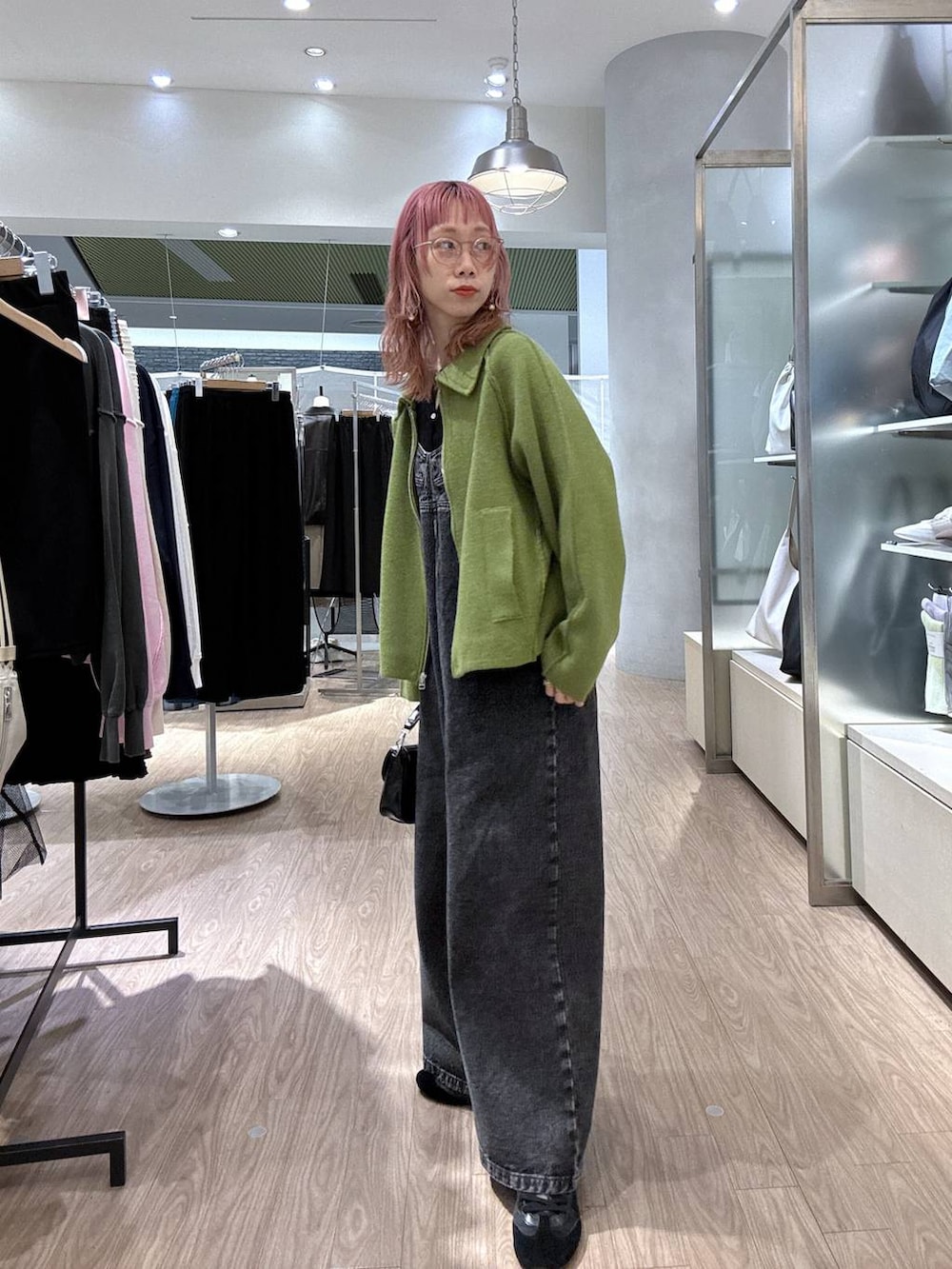 「女子ウケ、個性派、ママコーデ、冬コーデ、ローリーズスタイル_LOWRYS FARM、公認インフルエンサー_LOWRYS FARM、大人女子カジュアル_LOWRYS FARM、カジュアル、メガネ、LOWRYS FARM、着痩せ・細見え、秋冬新作、アウター、ニット、カーディガン」｜「LOWRYS FARMのＣＯＮＥデニムサロペット 247262（サロペット/オーバーオール、ブラック系）」を使った、milkさん（レディース・160cm）の冬コーディネートの3枚目の写真