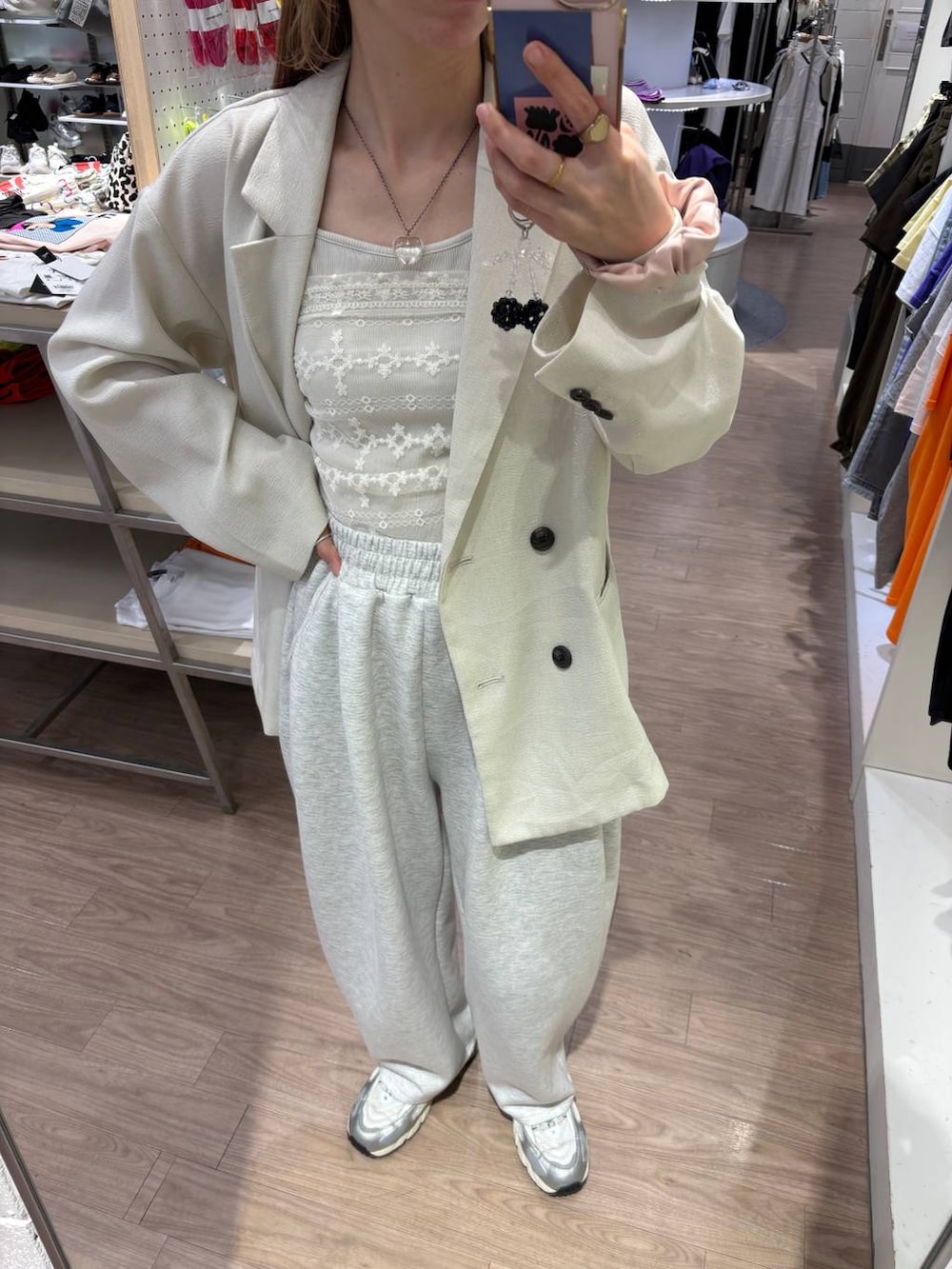 ホワイト系のTシャツ/カットソー、グレー系のスニーカー、ホワイト系のテーラードジャケットを着用したレディースの春コーディネートの3枚目の写真