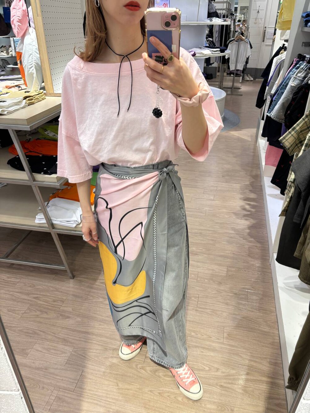 ピンク系のTシャツ/カットソー、ブラック系のキャップ、ブラック系のキーホルダーを着用したレディースの春コーディネートの3枚目の写真