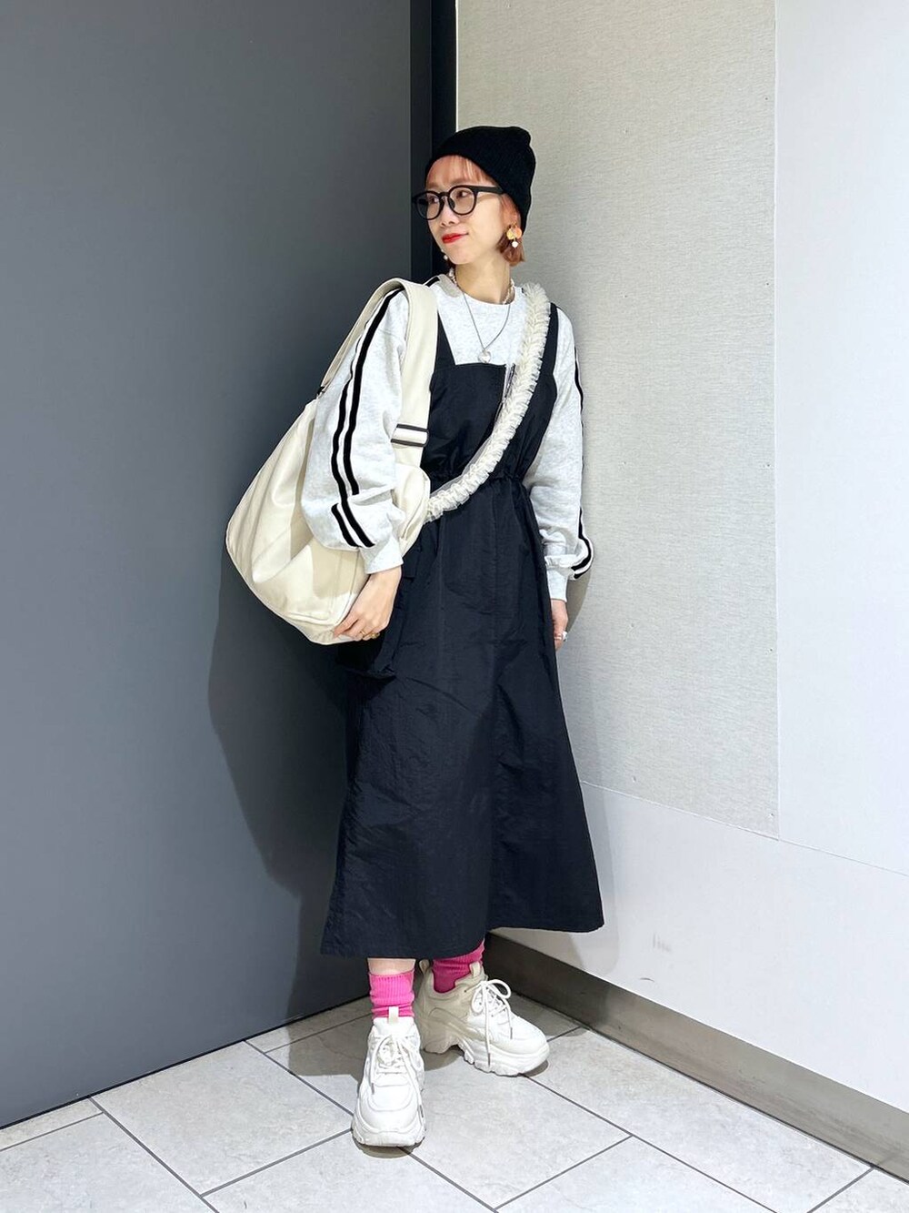「個性派、差し色コーデ、ママコーデ、冬コーデ、ローリーズスタイル_LOWRYS FARM、公認インフルエンサー_LOWRYS FARM、大人女子カジュアル_LOWRYS FARM、着痩せ・細見え、ワンピース、スウェット、ニット帽、Me%、モバイルグッズ_Me%、カジュアル、メガネ」|「LOWRYS FARMの2WAYポケジャンスカ 102177(ワンピース、ブラック系)」を使った、milkさん(レディース・160cm)の冬コーディネートの6枚目の写真