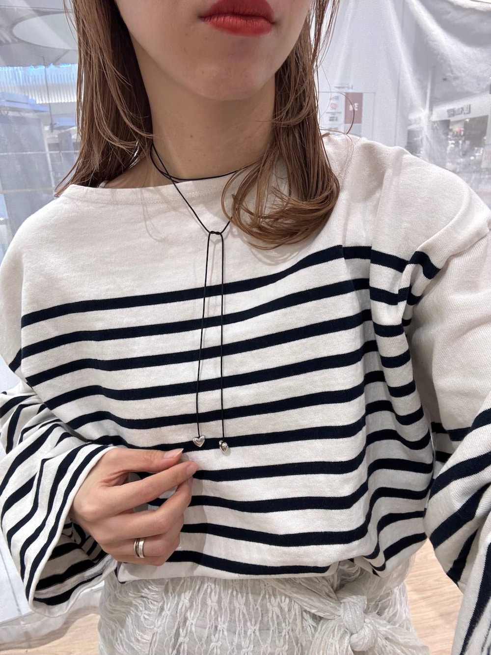 「女子ウケ、個性派、差し色コーデ、ママコーデ、春コーデ、ローリーズスタイル_LOWRYS FARM、公認インフルエンサー_LOWRYS FARM、大人女子カジュアル_LOWRYS FARM、カジュアル、メガネ、LOWRYS FARM、着痩せ・細見え、ボーダー、スニーカー」｜「niko and...の【New Balance(ニューバランス)】ML725（スニーカー、グレー系）」を使った、milkさん（レディース・160cm）の春コーディネートの3枚目の写真