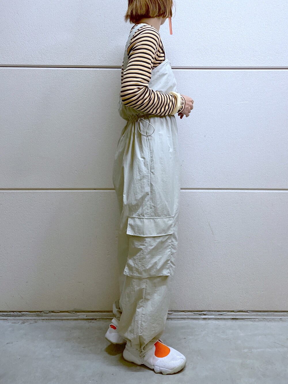 オレンジ系のTシャツ/カットソー、ホワイト系のその他パンツ、その他のメガネを着用したレディースの秋コーディネートの2枚目の写真