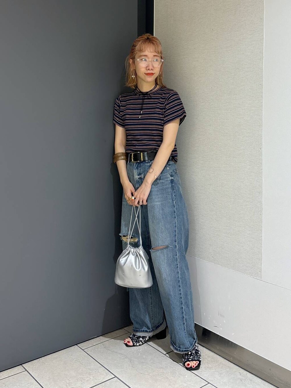 シルバー系のショルダーバッグ、ブルー系のTシャツ/カットソー、ブルー系のデニムパンツを着用したレディースの夏コーディネートの6枚目の写真