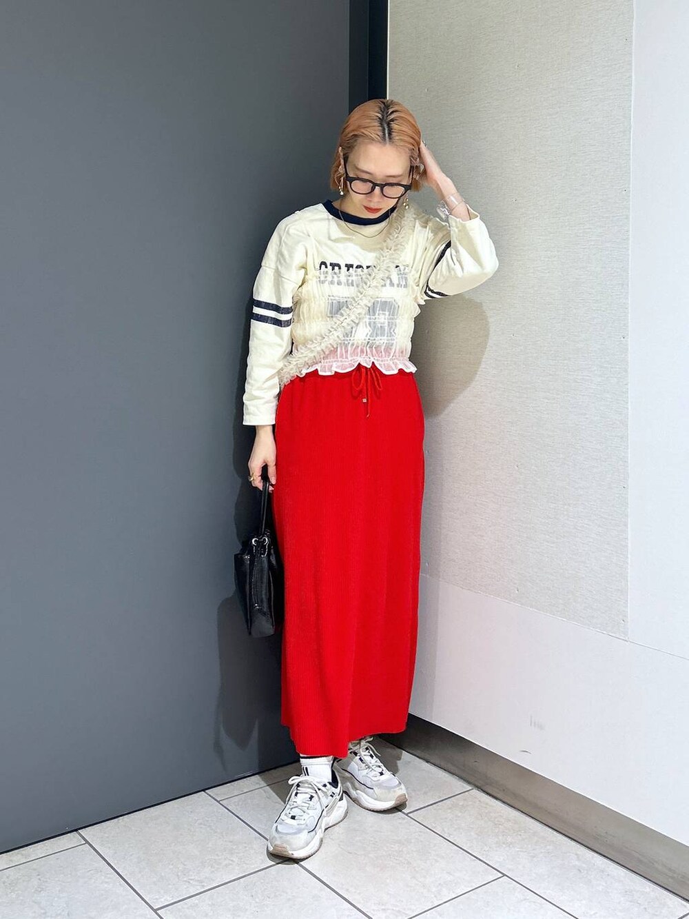 「スカート、ロングスカート、ロンT、モバイルグッズ_Me%、Me%、女子ウケ、個性派、差し色コーデ、ママコーデ、春コーデ、ローリーズスタイル_LOWRYS FARM、公認インフルエンサー_LOWRYS FARM、大人女子カジュアル_LOWRYS FARM、カジュアル、メガネ」｜「LOWRYS FARMのカットリブタイトスカート　103920（スカート、レッド系）」を使った、milkさん（レディース・160cm）の春コーディネートの8枚目の写真