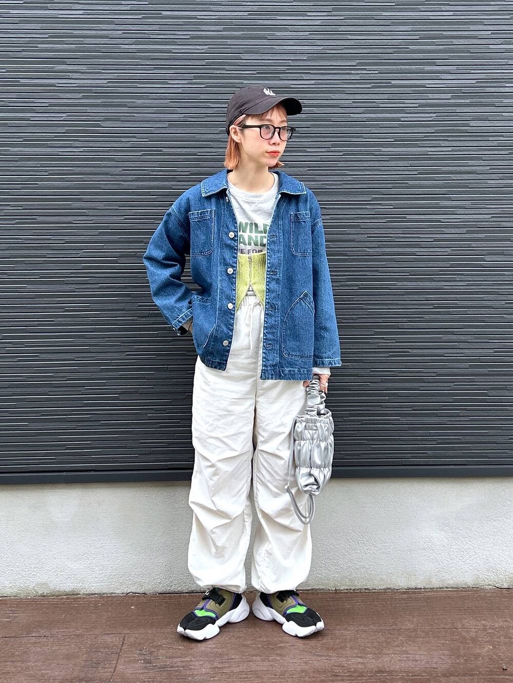 「女子ウケ、個性派、差し色コーデ、ママコーデ、春コーデ、ローリーズスタイル_LOWRYS FARM、公認インフルエンサー_LOWRYS FARM、大人女子カジュアル_LOWRYS FARM、カジュアル、メガネ、LOWRYS FARM、着痩せ・細見え、カバーオール、春アウター、ビスチェ」｜「RAGEBLUEの2WAY/スパンコールZIPニットビスチェ（ベスト、グリーン系）」を使った、milkさん（レディース・160cm）の春コーディネートの2枚目の写真