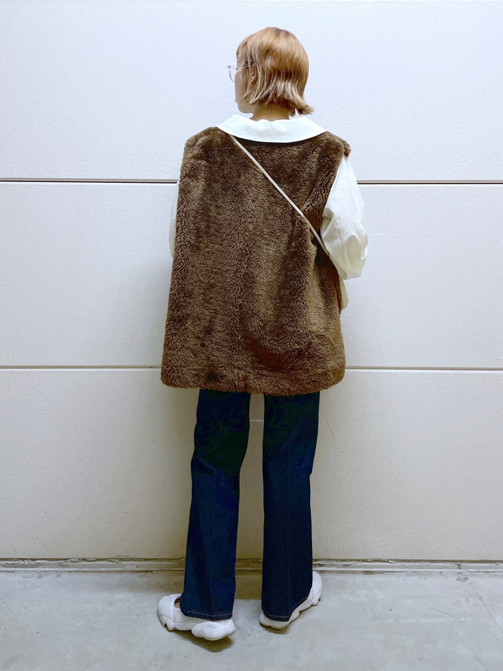 ブラウン系のその他アウター、ホワイト系のシャツ/ブラウス、ホワイト系のショルダーバッグを着用したレディースの秋コーディネートの4枚目の写真