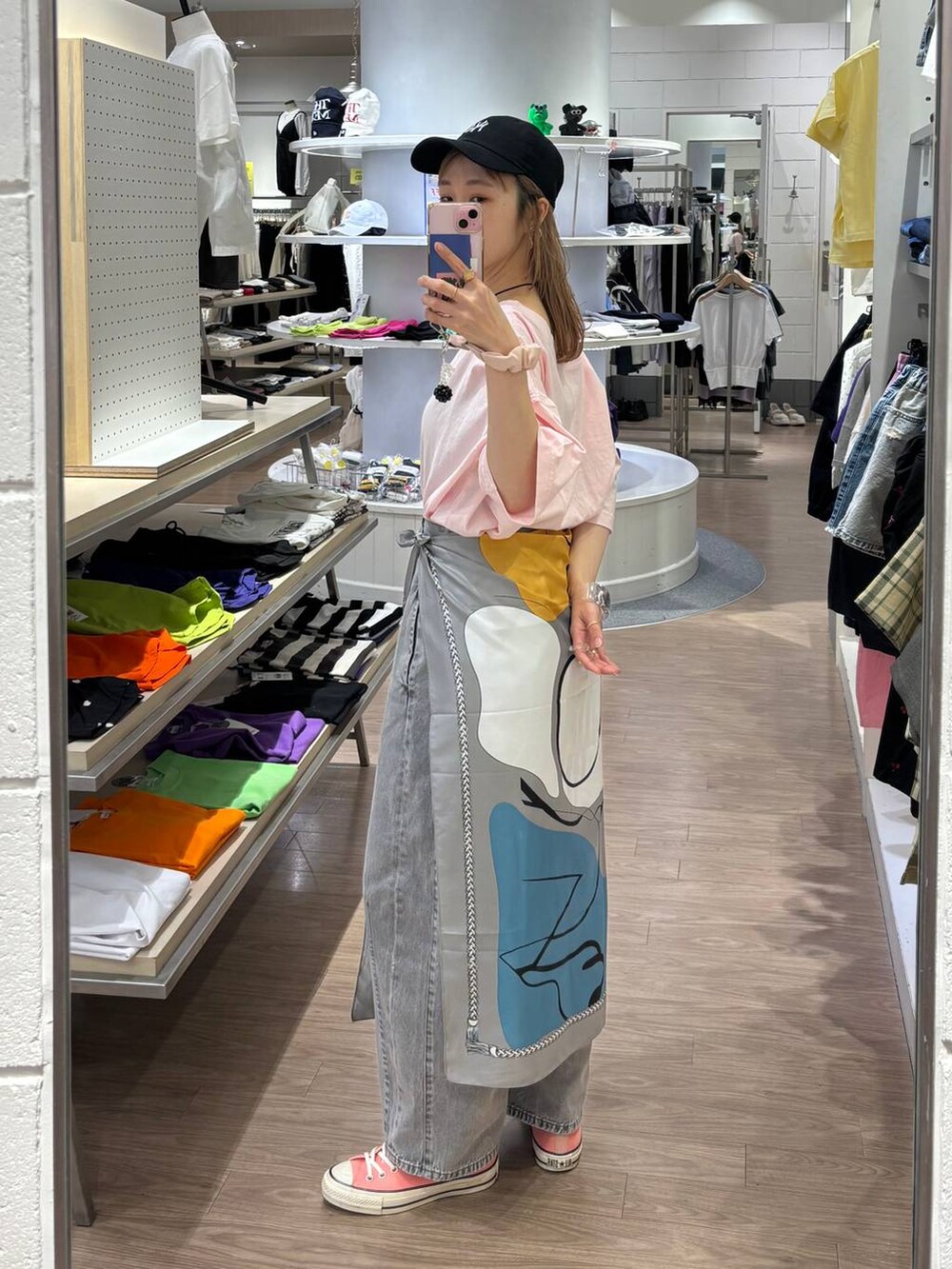 ピンク系のTシャツ/カットソー、ブラック系のキャップ、ブラック系のキーホルダーを着用したレディースの春コーディネートの4枚目の写真