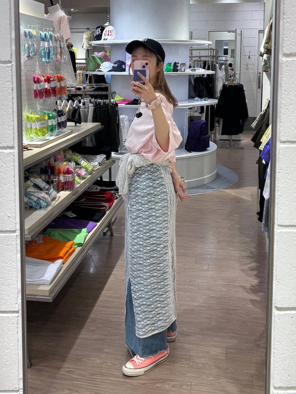 「メガネ、LOWRYS FARM、着痩せ・細見え、デニムパンツ、女子ウケ、個性派、差し色コーデ、ママコーデ、春コーデ、ローリーズスタイル_LOWRYS FARM、ワイドパンツ、公認インフルエンサー_LOWRYS FARM、キャップ、大人女子カジュアル_LOWRYS FARM、カジュアル」|「LOWRYS FARMのCASUALCLASSIC25 283907(キャップ、ブラック系)」を使った、milkさん(レディース・160cm)の春コーディネートの9枚目の写真