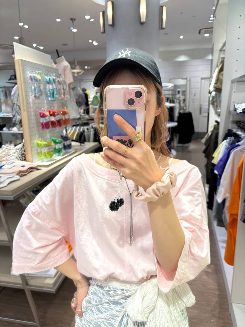 「メガネ、LOWRYS FARM、着痩せ・細見え、デニムパンツ、女子ウケ、個性派、差し色コーデ、ママコーデ、春コーデ、ローリーズスタイル_LOWRYS FARM、ワイドパンツ、公認インフルエンサー_LOWRYS FARM、キャップ、大人女子カジュアル_LOWRYS FARM、カジュアル」|「LOWRYS FARMのCASUALCLASSIC25 283907(キャップ、ブラック系)」を使った、milkさん(レディース・160cm)の春コーディネートの3枚目の写真