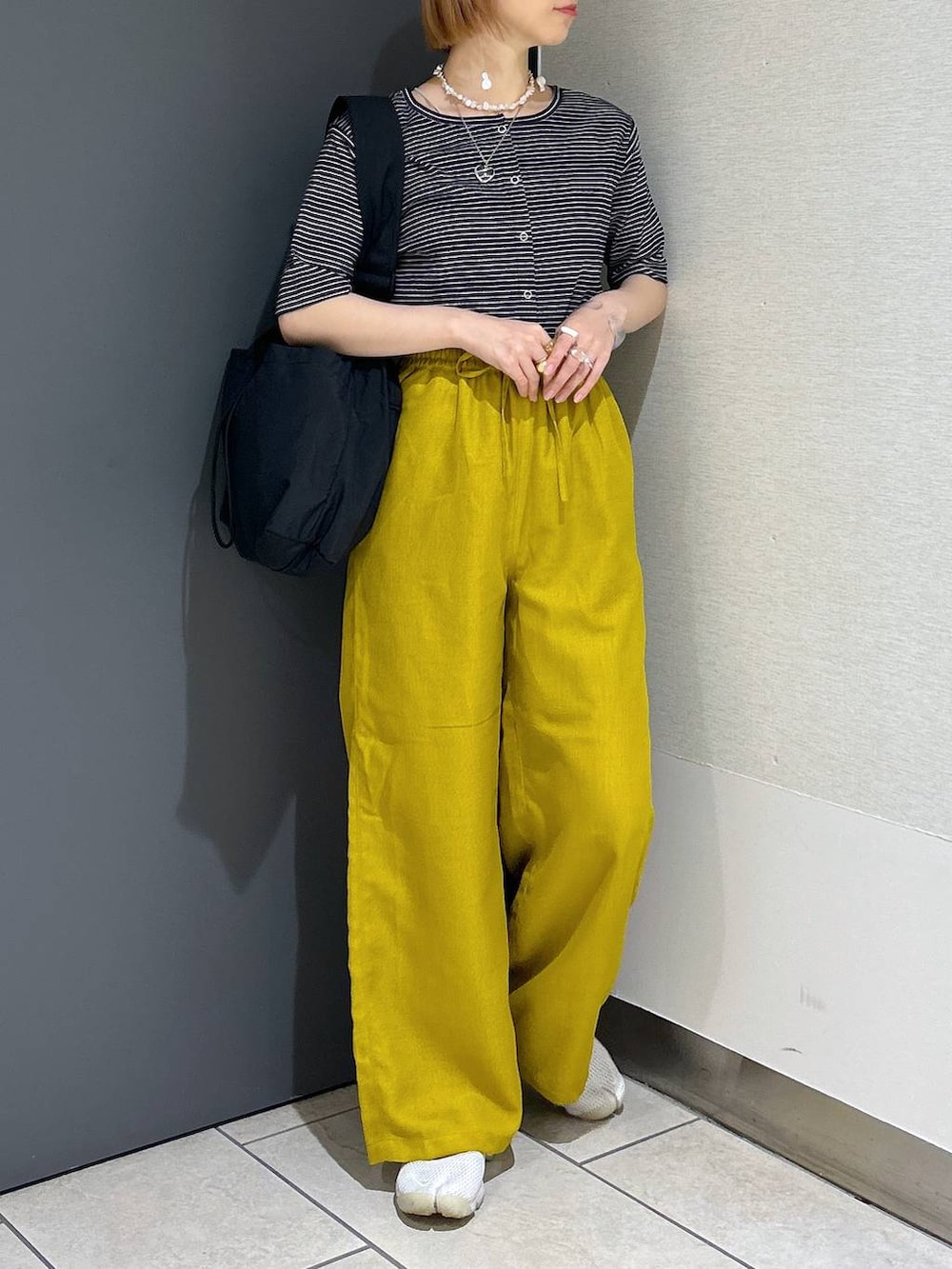 ブラック系のショルダーバッグ、イエロー系のその他パンツ、その他のカーディガン/ボレロを着用したレディースの夏コーディネートの3枚目の写真