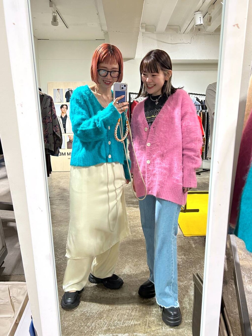 「ニット、ロンT、女子ウケ、個性派、差し色コーデ、ママコーデ、ローリーズスタイル_LOWRYS FARM、公認インフルエンサー_LOWRYS FARM、大人女子カジュアル_LOWRYS FARM、カジュアル、メガネ、LOWRYS FARM、着痩せ・細見え、ブーツ、デニムパンツ」|「Me%の【iphone14対応】クリアフック付きiPhoneケース14(スマホケース/カバー、その他)」を使った、milkさん(レディース・160cm)の秋コーディネートの2枚目の写真