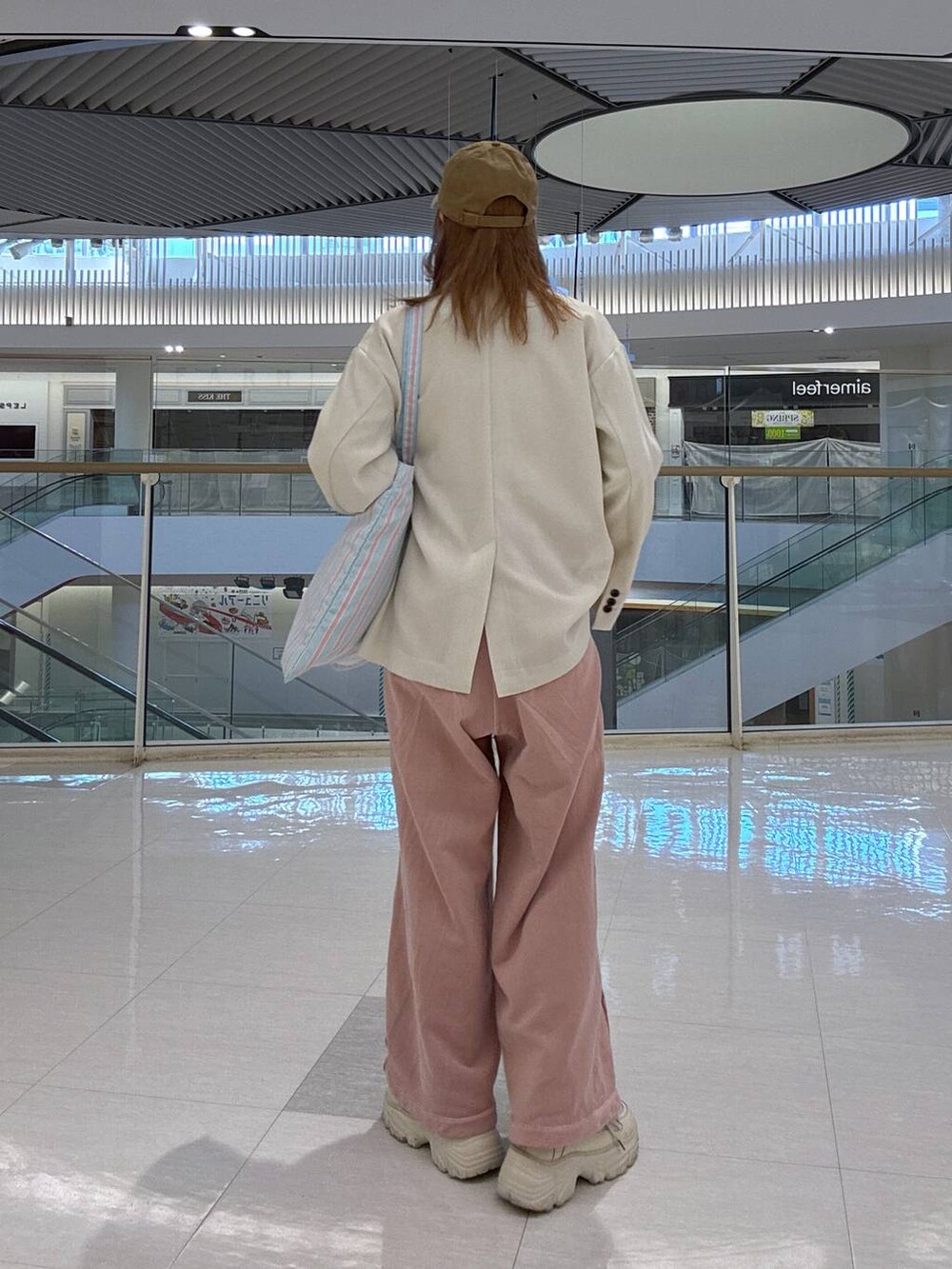 「女子ウケ、個性派、差し色コーデ、ママコーデ、ローリーズスタイル_LOWRYS FARM、公認インフルエンサー_LOWRYS FARM、大人女子カジュアル_LOWRYS FARM、カジュアル、メガネ、LOWRYS FARM、着痩せ・細見え、春コーデ、ジャケット、スウェットパンツ、キャップ」｜「LOWRYS FARMのホップサックダブルジャケット 243336（テーラードジャケット、ホワイト系）」を使った、milkさん（レディース・160cm）の冬コーディネートの5枚目の写真